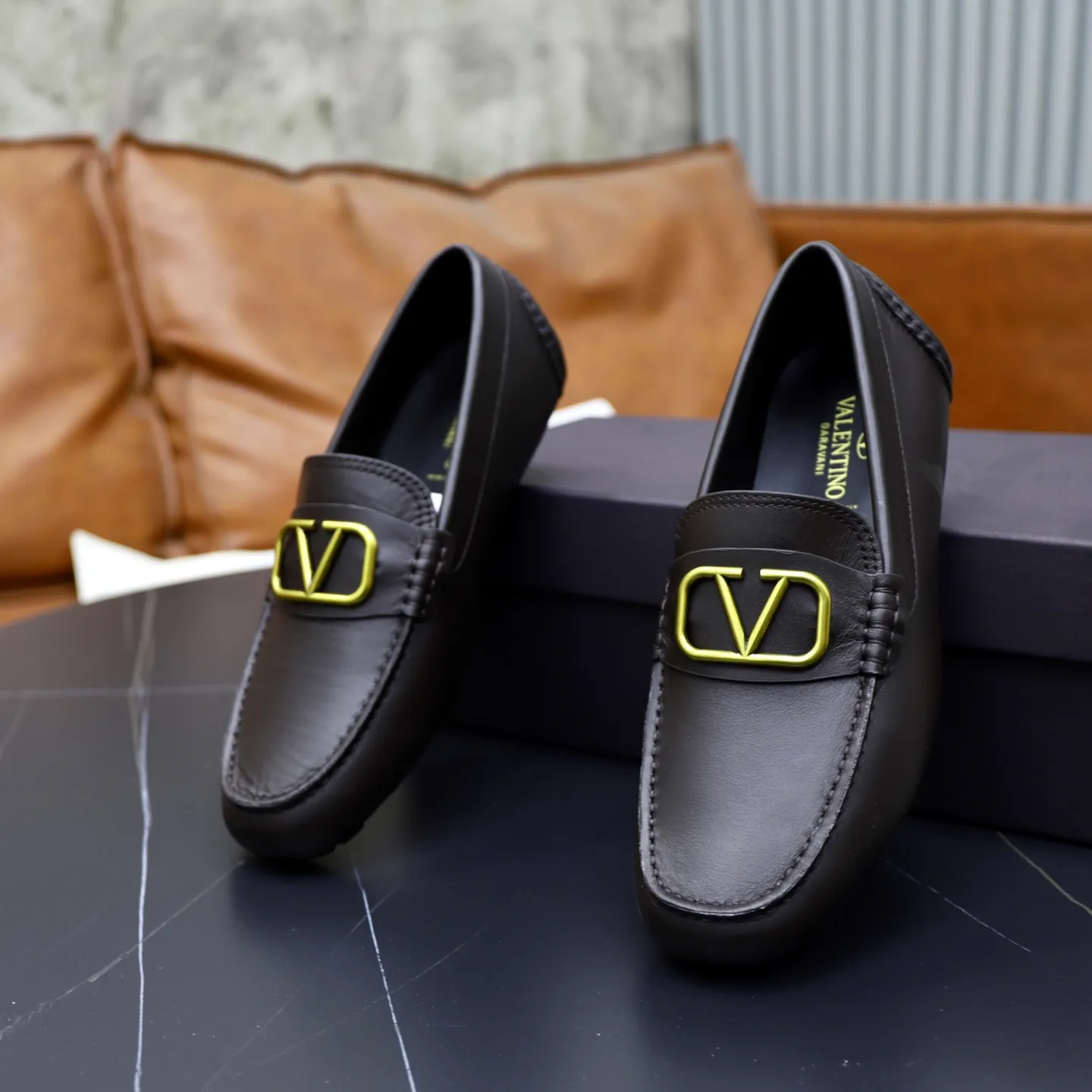 Men's shoes: 640💰VALENTINO, made of imported cowhide with imported water-dyed cow lining, iconic hardware and iconic wear-resistant outsole. 38-45 (customized at 45) VALENTINO packaging All orders enjoy the brand’s iconic product packaging